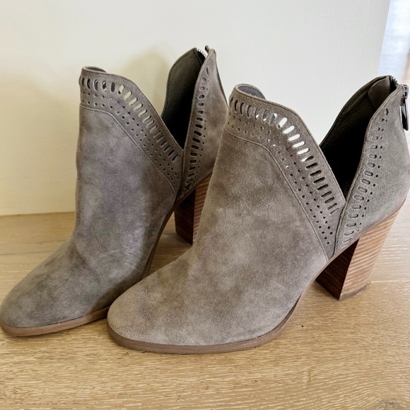 Vince Camuto block heel bootie - Picture 2 of 2